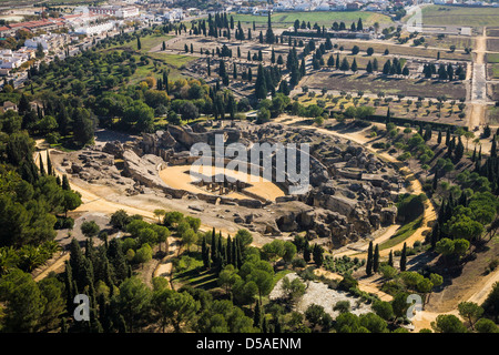Ruines de l'amphithéâtre romain dans la ville d'Italica Santiponce, Séville, Espagne. Vue aérienne Banque D'Images