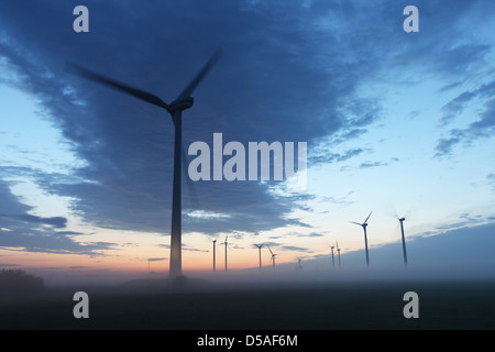 Breklum, Allemagne, les éoliennes dans le brouillard nocturne Banque D'Images