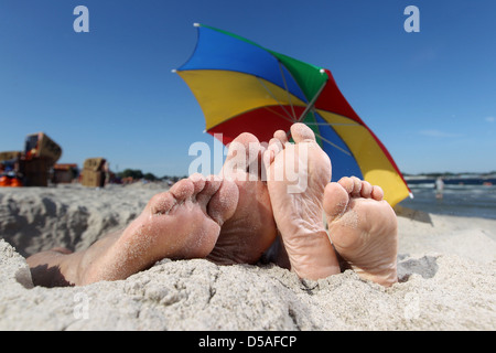 Eckernfoerde, l'Allemagne, deux paires de pieds à la recherche d'une carrière de sable Banque D'Images