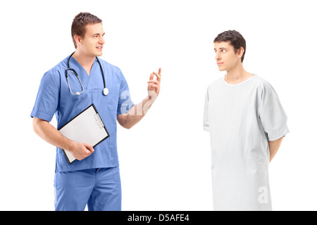 Un patient de sexe masculin dans une chemise d'hôpital et médecin au cours d'une discussion isolé sur fond blanc Banque D'Images