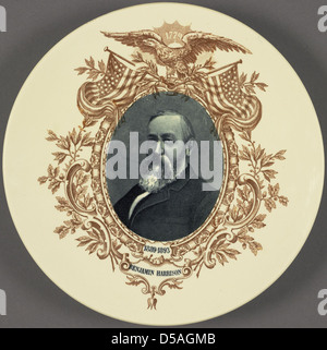 Une plaque en céramique représentant un portrait du président Benjamin Harrison, commémorant son mandat de 1889 à 1893. L'assiette est décorée de symboles comme des branches de chêne et des aigles, souvent utilisés pour des expositions patriotiques. Banque D'Images