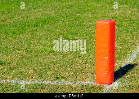 Pylône Orange sur un terrain de football. Banque D'Images