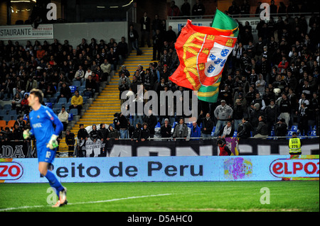 Fans agitant le drapeau portugais géant dans les stands lors d'un match de football Banque D'Images