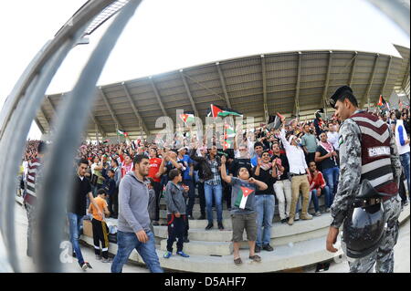 Jordan fans (JOR), 26 mars 2013 - Football : 2014 FIFA World Cup Qualifiers asiatique Final Round match du groupe B entre la Jordanie 2-1 Japon au Stade International du Roi Abdullah à Amman, en Jordanie. (Photo par Jinten Sawada/AFLO) Banque D'Images