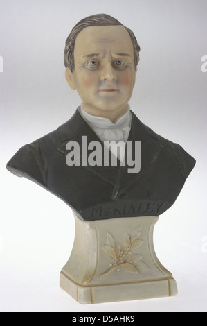 Une plaque de portrait en céramique représentant William McKinley, le 25e président des États-Unis, créée vers 1896. La plaque faisait partie d'un ensemble commémoratif produit après l'assassinat de McKinley en 1901. Banque D'Images