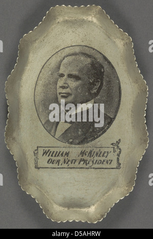 Cendrier portrait en métal de la fin du XIXe siècle, représentant William McKinley, le 25e président des États-Unis, créé comme objet promotionnel vers 1896. Le cendrier met en valeur l’image de McKinley dans un style commémoratif. Banque D'Images