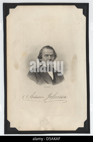 Tirage populaire d'Andrew Johnson (1808-1875), le 17e président des États-Unis, représenté dans des documents promotionnels. L'estampe souligne son importance politique pendant son mandat et après. Le portrait capture les traits de son visage dans une pose formelle et digne. Banque D'Images