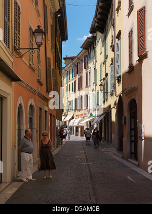 Salo, l'Italie, la rue commerçante Via Mattia Butturini Banque D'Images