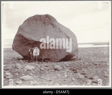 Une photographie de la région de Hvítárvatn en Islande, située près du glacier Langjökull, avec de grands rochers et un paysage accidenté, révélateur du terrain glaciaire unique de l'Islande. Banque D'Images
