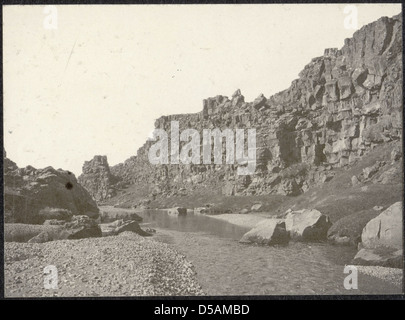 Le rift de Þingvellir à Almannagjá, en Islande, est un site géologique et historique important. La faille marque la frontière entre les plaques tectoniques nord-américaine et eurasienne. Banque D'Images