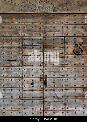 Tremosine, Italie, porte en bois une entrée dans le centre historique de Tremosine Banque D'Images