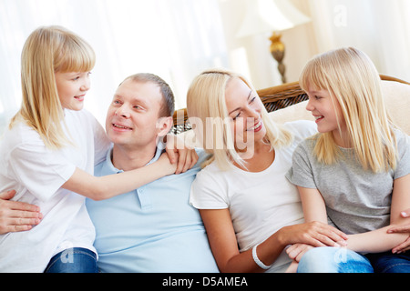 Famille de quatre bénéficiant d'être ensemble Banque D'Images
