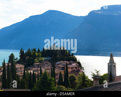 Tremosine, Italie, vue depuis une terrasse sur le lac de Garde Banque D'Images