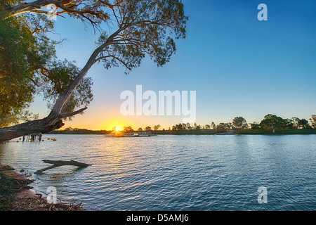 Lever du soleil à Punyelroo sur la rivière Murray en Australie du Sud. Banque D'Images