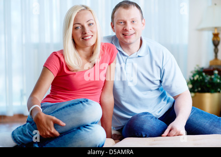 Portrait d'un charmant couple famille profiter de leur journée à la maison Banque D'Images