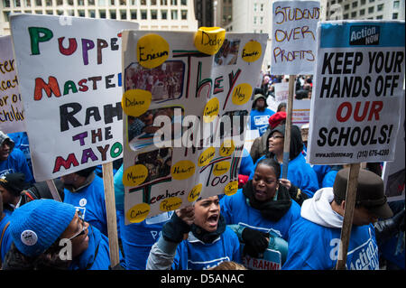 Chicago, USA. 27 mars, 2013. Les élèves, les parents, et les enseignants rally dans le centre-ville de Chicago dans l'opposition de la fermeture de 53 écoles publiques de Chicago. Crédit : Max Herman / Alamy Live News Banque D'Images