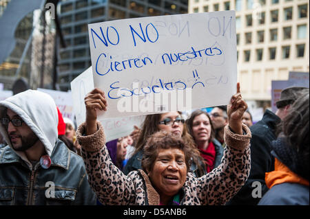 Chicago, USA. 27 mars, 2013. Les élèves, les parents, et les enseignants en mars le centre-ville de Chicago dans l'opposition de la fermeture de 53 écoles publiques de Chicago. Crédit : Max Herman / Alamy Live News Banque D'Images