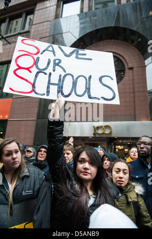 Chicago, USA. 27 mars, 2013. Les élèves, les parents, et les enseignants en mars le centre-ville de Chicago dans l'opposition de la fermeture de 53 écoles publiques de Chicago. Crédit : Max Herman / Alamy Live News Banque D'Images