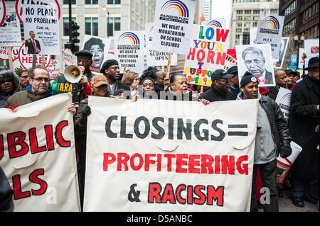 Chicago, USA. 27 mars, 2013. Les élèves, les parents, et les enseignants en mars le centre-ville de Chicago dans l'opposition de la fermeture de 53 écoles publiques de Chicago. Crédit : Max Herman / Alamy Live News Banque D'Images