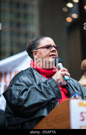 Chicago, USA. 27 mars, 2013. Le président du Syndicat des enseignants de Chicago Karen Lewis parle à un rassemblement dans le centre-ville de Chicago dans l'opposition de la fermeture de 53 écoles publiques de Chicago. Crédit : Max Herman / Alamy Live News Banque D'Images