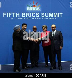 Durban, Afrique du Sud. 27 mars 2013. Le Premier Ministre indien Manmohan Singh, le président chinois Xi Jinping, le président sud-africain Jacob Zuma, la présidente du Brésil, Dilma Rousseff et le président russe Vladimir Poutine au sommet du Groupe BRICS le 27 mars 2013, à Durban, Afrique du Sud. L'Afrique du Sud a accueilli le cinquième sommet des BRICS au Durban International Convention Centre (ICC) les 26 et 27 mars 2013. Ceci complétera le premier cycle de réunions au sommet des BRICS. (Photo par Gallo Images / The Times / Thuli Dlamini/Alamy Live News) Banque D'Images