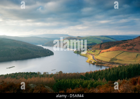 Portrait de Ladybower Reservoir dans la lumière d'hiver doux, le parc national de Peak District. Banque D'Images