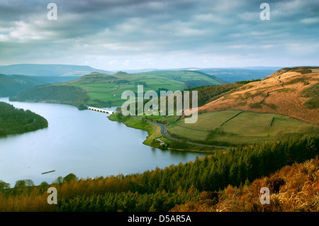 Portrait de Ladybower Reservoir dans la lumière d'hiver doux, le parc national de Peak District. Banque D'Images