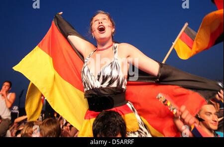 Soccer fans célèbrent la victoire de l'équipe allemande de l'Agence de la zone de visualisation de la Fan Fest sur l'Heiligengeistfeld à Hambourg, Allemagne, 10 juillet 2010. L'Allemagne a joué contre l'Uruguay pour la troisième place de la Coupe du Monde de Football 2010 en Afrique du Sud. Photo : Bodo Marks Banque D'Images