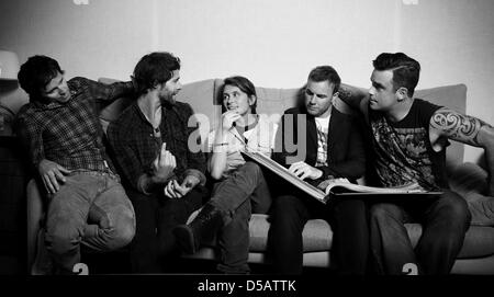 Une main photo par Universal montre sur la table (L-R) : Jason Orange, Howard Donald, Mark Owen, Gary Barlow et Robbie Williams. L'un rêve de chaque fan est devenu vrai : Robbie Williams est revenu à son ancien groupe prendre cela. Il n'est pas encore clair, si la réunion va durer. Les musiciens travaillent actuellement sur un nouvel album, qu'ils ont officiellement annoncé le 15 juillet 201 Banque D'Images