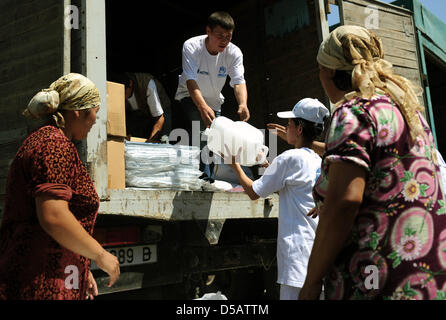 Les organisations de secours distribuent des couvertures, des bidons d'eau et d'autres fournitures de secours dans un quartier résidentiel à Osh, Kirghizistan, 16 juillet 2010. Le pays a été secoué par des perturbations. Le ministre des Affaires étrangères allemand Guido Westerwelle visites pays d'Asie centrale. Photo : HANNIBAL HANSCHKE Banque D'Images