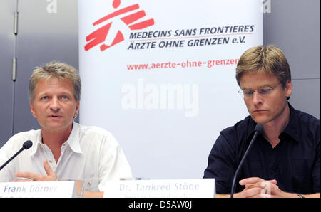 Le président de l'organisation humanitaire "Médecins sans frontières", Tankred Stoebe (R), est assis à côté du directeur général Frank Doerner pendant la conférence de presse annuelle de l'organisation à Berlin, Allemagne, 16 juillet 2010. La section allemande a réussi à lever 44,6 millions d'euros l'an dernier. La situation en Afghanistan continue d'être difficile pour l'organisation impartiale. Photo : Tobi Banque D'Images