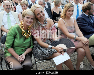 La Princesse Gloria de Thurn et Taxis (L) et ses filles Elisabeth (C) et de Maria-Theresia assister à l'ouverture du Festival de Tour et Taxis à St Emmeran palace à Regensburg, Allemagne, 16 juillet 2010. Le festival qui s'ouvre avec l'opéra 'Nabucco' soit jusqu'au 01 août et s'attend à ce que quelque 30 000 visiteurs de 11 événements. Photo : Armin Weigel Banque D'Images