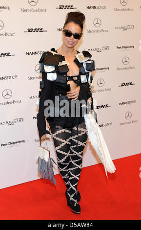 La chanteuse danoise aura Dione arrive à voir les modèles présents creations par Patricck Mohr du printemps été 2011 collection présentée lors de la Mercedes-Benz Fashion Week à Berlin, Allemagne, 09 juillet 2010. Photo : Britta Pedersen Banque D'Images