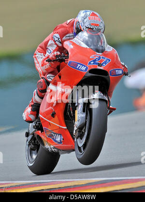 L'Australie Casey Stoner MotoGP rider de Ducati se penche dans un coin au cours de session de qualification sur le circuit du Sachsenring à Hohenstein-Ernstthal, Allemagne, 17 juillet 2010. La Yamaha Lorenzo va commencer à partir de la pole position dans le Grand Prix d'Allemagne de MotoGP c'est tenue le 18 juillet. Photo : JAN WOITAS Banque D'Images