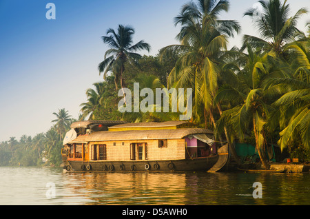 Une péniche sur les Backwaters du Kerala, Inde du Sud Banque D'Images