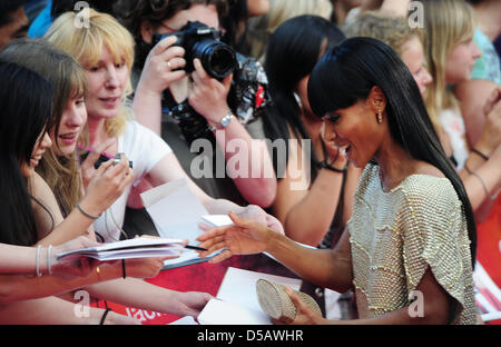 L'acteur américain Jada Pinkett Smith (R) aon signe des autographes sur le tapis rouge au premier ministre de 'Karaté Kid' à Berlin, Allemagne, 19 juillet 2010. Le film sera projeté dans les salles allemandes à partir du 22 juillet 2010. Photo : Hannibal Hanschke Banque D'Images