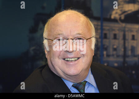 (Afp) - Un fichier photo datée du 02 octobre 2008 montre l'ancien ministre du Travail Norbert Bleum. Bleum célébrera son 75e anniversaire le 21 juillet 2010. Il se considère toujours comme un combattant pour l'État-providence et dit 'Je suis toujours à l'avant'. Photo : Karlheinz Schindler Banque D'Images