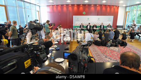 Le secrétaire général de la DFB, Wolfgang Niersbach, (L-R) Entraîneur de l'équipe nationale de football allemande, Joachim Loew, Theo Zwanziger, Manager Oliver Bierhoff et presse Harald Stenger siéger pendant une conférence de presse au siège de la DFB à Francfort/Main, Allemagne, 20 juillet 2010. Loew reste entraîneur de l'équipe allemande. Les 50 ans, a prolongé son contrat avec le DFB Banque D'Images