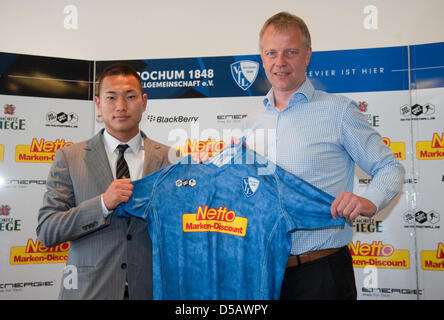 Le nouveau joueur nord-coréen Jong Tae-Se tient sa nouvelle Bochum jersey avec directeur sportif Thomas Ernst à Bochum, Allemagne, 20 juillet 2010. Il est le premier joueur de la Corée du Nord dans la ligue de soccer professionnel allemand. Photo : Bernd Thissen Banque D'Images