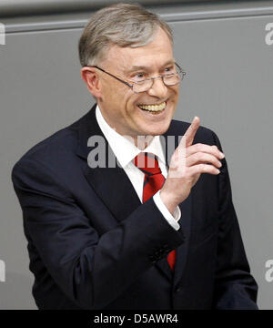 ARCHIVE - Un fichier photo datée du 23 mai 2009 montre a démissionné le président allemand Horst Koehler qui parle et montre ses dents tout en souriant à la Convention fédérale à Berlin, Allemagne. L'ancien Président a été le premier qui n'a pas peur de montrer ses dents sur une photo officielle en tant que président allemand. "Tous mes prédécesseurs ont gardé leurs lèvres fermées. Koehler signifiait un changement d'attitude à l' isc Juer Banque D'Images