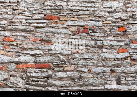 Texture de fond de l'ancien mur en pierre grise avec des briques rouges Banque D'Images