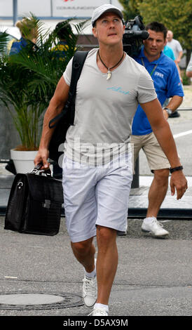 Formule 1 allemande racedriver Michael Schumacher (Mercedes GP) promenades à travers le paddock au Hockenheimring à Hockenheim, Allemagne, 22 juillet 2010. Photo : Roland Weihrauch Banque D'Images