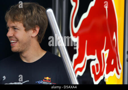 Formule 1 allemande racedriver Sebastian Vettel (Red Bull), l'équipe de saisie au garage de l'équipe Red Bull à l'Hockenheimring à Hockenheim, Allemagne, 22 juillet 2010. Photo : Jens Buettner Banque D'Images