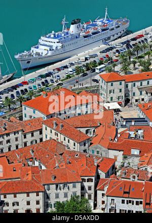 Vue sur la vieille ville de Kotor, Monténégro, 22 mai 2010. La baie de Kotor est considéré comme le plus grand fjord de l'Europe en dehors de la Norvège, la ville et le fjord sont répertoriées comme patrimoine mondial de l'UNESCO. Depuis le Monténégro a déclaré son indépendance en 2006, de plus en plus de vacanciers choisissent le petit pays comme destination de vacances. Photo : Wolfgang Thieme Banque D'Images