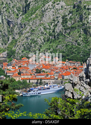 Vue sur la vieille ville de Kotor, Monténégro, 22 mai 2010. La baie de Kotor est considéré comme le plus grand fjord de l'Europe en dehors de la Norvège, la ville et le fjord sont répertoriées comme patrimoine mondial de l'UNESCO. Depuis le Monténégro a déclaré son indépendance en 2006, de plus en plus de vacanciers choisissent le petit pays comme destination de vacances. Photo : Wolfgang Thieme Banque D'Images