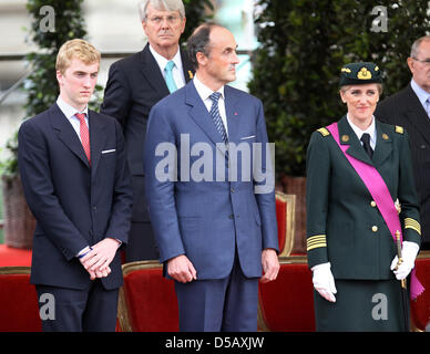 (R-L) La Princesse Astrid de Belgique, le Prince Lorenz de Belgique et le Prince Joachim de Belgique assister à la parade militaire à l'occasion de la fête nationale belge à Bruxelles, Belgique, 21 juillet 2010. Photo : Patrick van Katwijk Banque D'Images