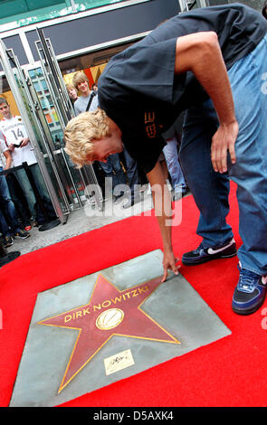 La superstar de basket-ball allemand Dirk Nowitzki reçoit une étoile devant un magasin d'équipement de sport Nike groupe à Berlin, Allemagne, 23 juillet 2010. Nowitzki est fournisseur de l'équipement Nike rend hommage à l'Allstar dvd avec une étoile sur la séquence dans le style de l'Hollywood Walk of Fame. Photo : WOLFGANG KUMM Banque D'Images