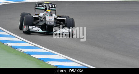 Le pilote allemand Nico Rosberg de Mercedes GP vient à travers un tour durant la première session de formation au circuit Hockenheimring à Hockenheim, Allemagne, 23 juillet 2010. 2010 Le Grand Prix d'Allemagne de Formule 1 a eu lieu le 25 juillet. Photo : CARMEN JASPERSEN Banque D'Images
