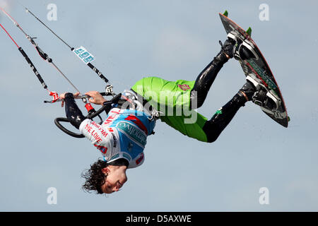 Der Kitesurfer Mario Rodwald aus Deutschland springt am Samstag (24.07.2010) à St Peter Ording beim Palmolive Kitesurf World Cup 2010 in der Disziplin Freestyle. Der Kitesurf Worldcup à St Peter Ording ist mit 115 Teilnehmer aus 22 grš§das Nationen te Kitesurf-Event weltweit. Foto : Malte chrétiens dpa/lno Banque D'Images