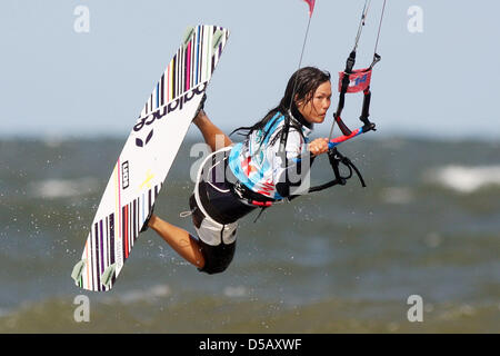 Kitesurferin die aus Deutschland springt Sabrina Lutz am Samstag (24.07.2010) à St Peter Ording beim Palmolive Kitesurf World Cup 2010 in der Disziplin Freestyle. Der Kitesurf Worldcup à St Peter Ording ist mit 115 Teilnehmer aus 22 grš§das Nationen te Kitesurf-Event weltweit. Foto : Malte chrétiens dpa/lno Banque D'Images